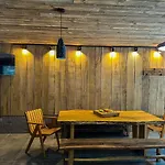 Villa Ultra House будиночки в лісі біля гірської річки Verkhovyna