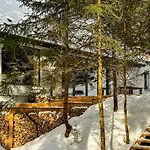 Villa Ultra House будиночки в лісі біля гірської річки