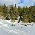 Ultra House будиночки в лісі біля гірської річки * Verkhovyna