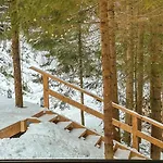 Ultra House будиночки в лісі біля гірської річки