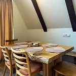 Ultra House будиночки в лісі біля гірської річки Villa Verkhovyna