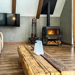 Ultra House будиночки в лісі біля гірської річки Villa