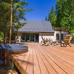 Ultra House будиночки в лісі біля гірської річки