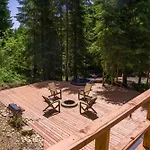 Villa Ultra House будиночки в лісі біля гірської річки Verkhovyna