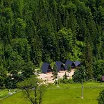 Ultra House будиночки в лісі біля гірської річки Villa *