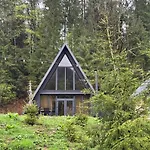 Villa Ultra House будиночки в лісі біля гірської річки Verkhovyna