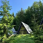 Ultra House будиночки в лісі біля гірської річки