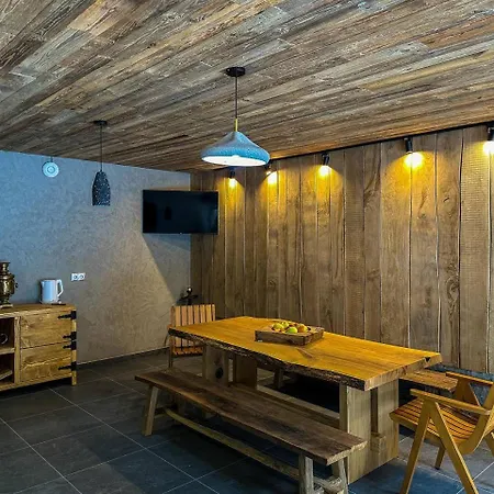 Ultra House будиночки в лісі біля гірської річки