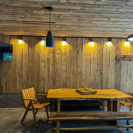 Villa Ultra House будиночки в лісі біля гірської річки Verkhovyna