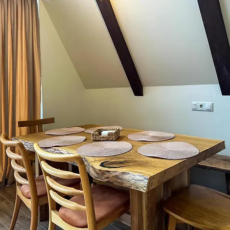 Ultra House будиночки в лісі біля гірської річки Villa Verhovina