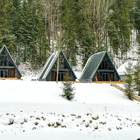 Ultra House будиночки в лісі біля гірської річки ヴィラ ヴェルホヴィナ