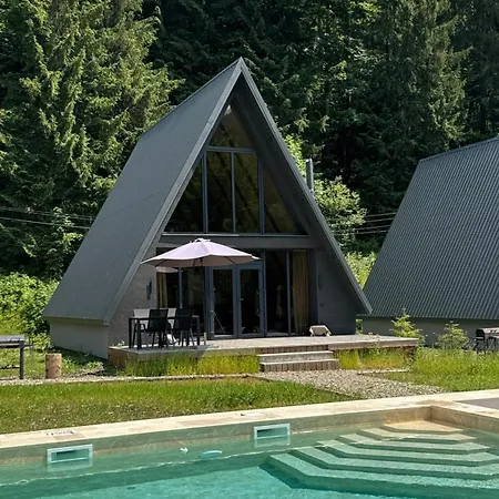 ヴィラ Ultra House будиночки в лісі біля гірської річки *