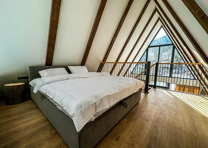 Вилла Ultra House будиночки в лісі біля гірської річки