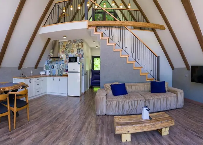 Ultra House будиночки в лісі біля гірської річки Вилла