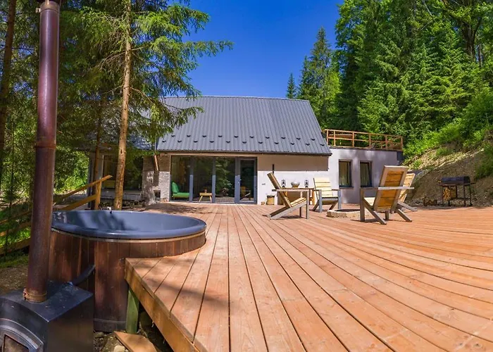 Ultra House будиночки в лісі біля гірської річки