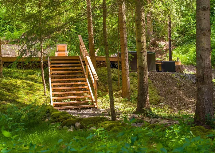 Ultra House будиночки в лісі біля гірської річки Вилла *