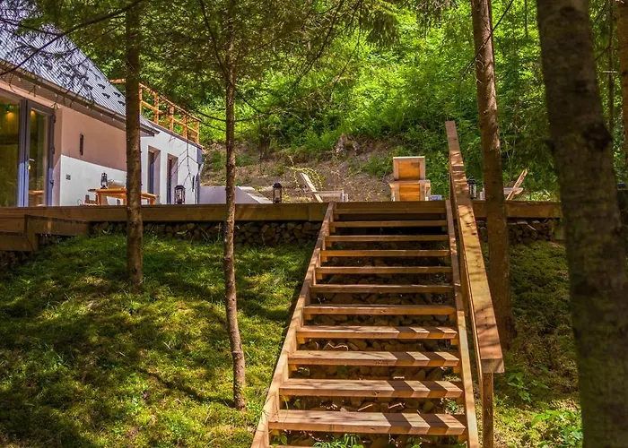 Ultra House будиночки в лісі біля гірської річки Вилла *