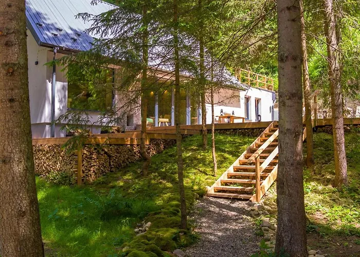 Ultra House будиночки в лісі біля гірської річки