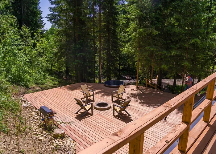 Вилла Ultra House будиночки в лісі біля гірської річки Верховина