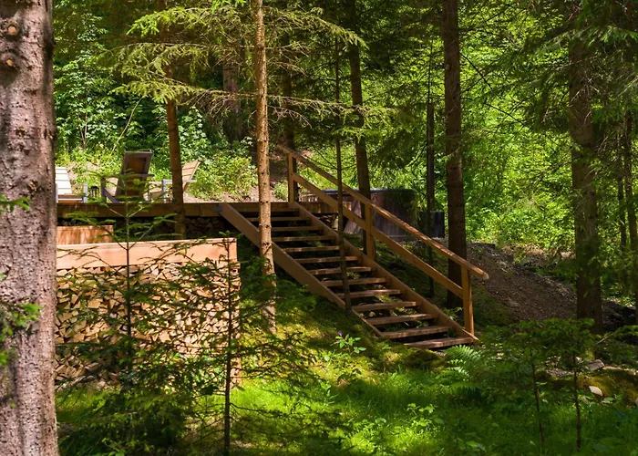 Ultra House будиночки в лісі біля гірської річки Вилла *