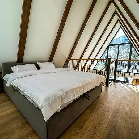 别墅 Ultra House будиночки в лісі біля гірської річки
