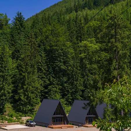 Ultra House будиночки в лісі біля гірської річки